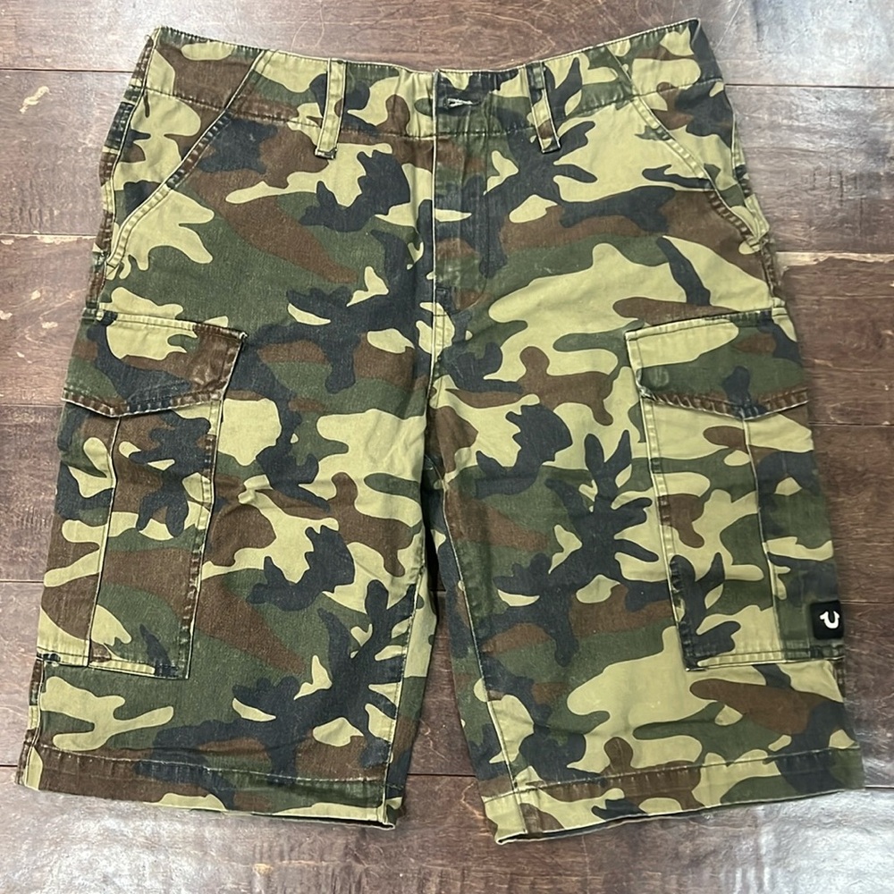True Religion Camo Cargo Shorts, size 30